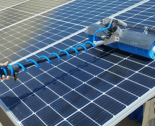 IVCleaner robotic system traversing panel array